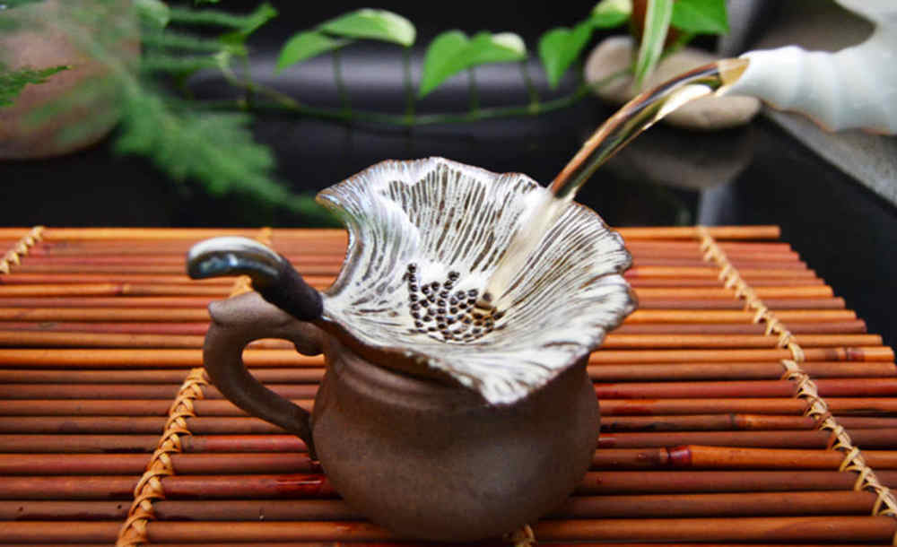 大宋定窯設(shè)計(jì)的銀杏葉茶漏，堪稱茶漏界的顏值擔(dān)當(dāng).jpg