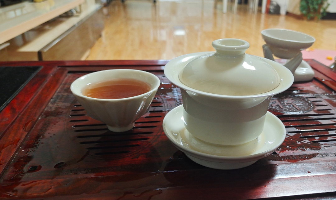 白瓷茶器上的茶漬怎么清洗？(圖1)