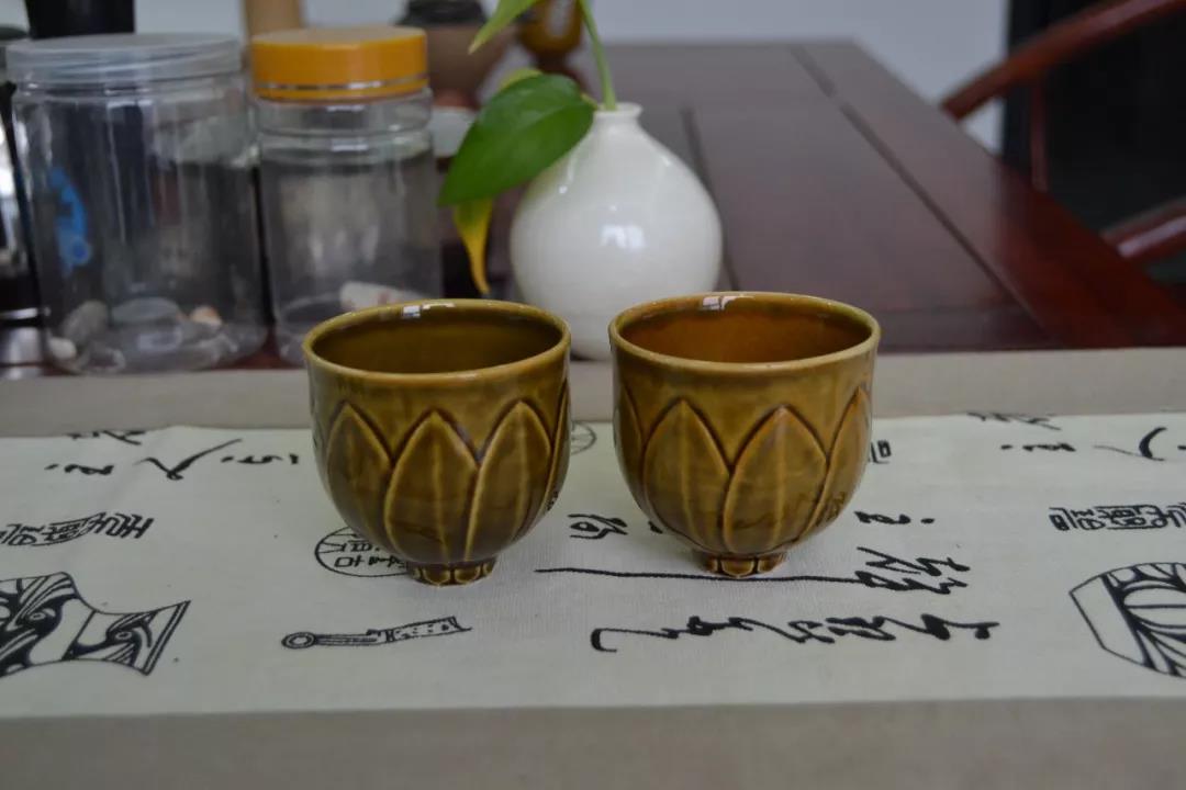 大宋定窯九瓣蓮花杯，如盛開的蓮花綻放在茶案之上