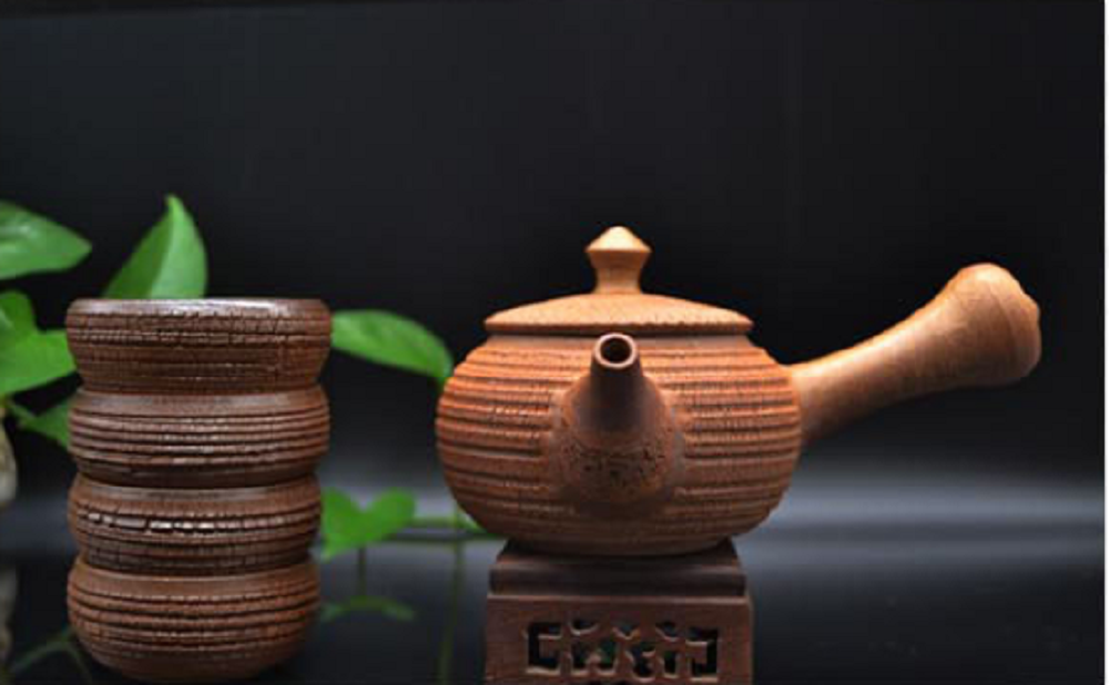 大宋定窯的這款開(kāi)裂壺，隨壺贈(zèng)送四個(gè)精美的開(kāi)裂杯