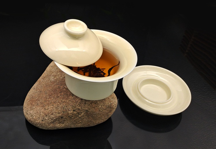 大宋定窯設(shè)計(jì)的白瓷蓋碗，白中閃黃，溫潤(rùn)如玉