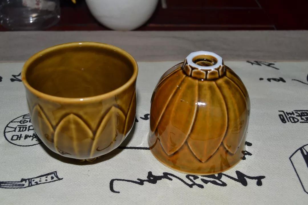 大宋定窯設(shè)計(jì)的九瓣蓮花杯，將曲陽石雕和定瓷燒制這兩項(xiàng)非遺文化融合在一起